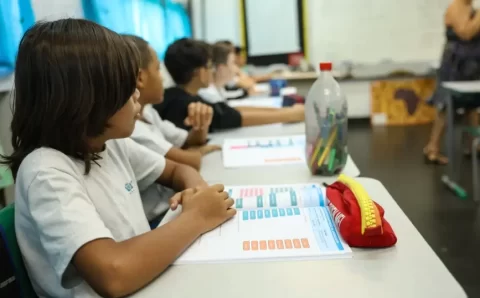 País precisa dar prioridade política à alfabetização, diz especialista