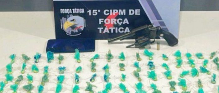 Força Tática apreende adolescente com arma de fogo e 100 porções de pasta base