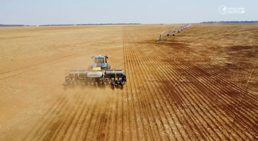MT:   À espera de chuva, plantio de soja engatinha em Mato Grosso