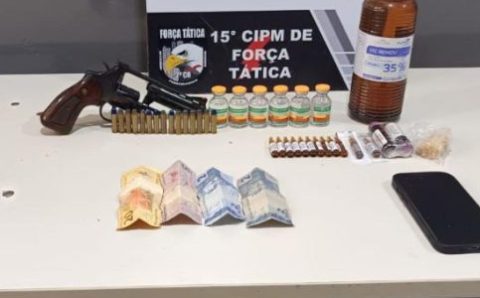 Força Tática prende homem com arma de fogo e produtos ilícitos para preparo de drogas