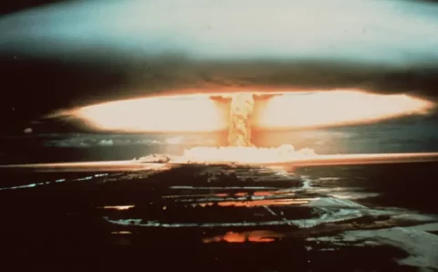 Como bombas nucleares francesas ainda castigam a Polinésia