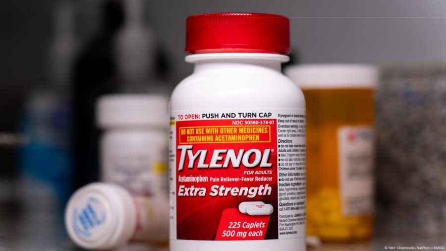 Na contramão da ciência, Trump culpa Tylenol por autismo