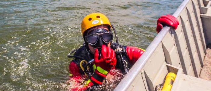 Bombeiros localizam corpo e motocicleta em rio durante apoio a investigação policial