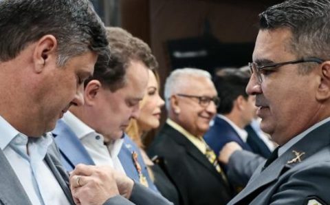 Mais de 200 autoridades são homenageadas com Medalha de 190 Anos da Polícia Militar