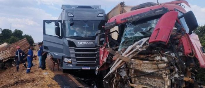 Colisão entre quatro caminhões deixa um homem ferido em Primavera do Leste