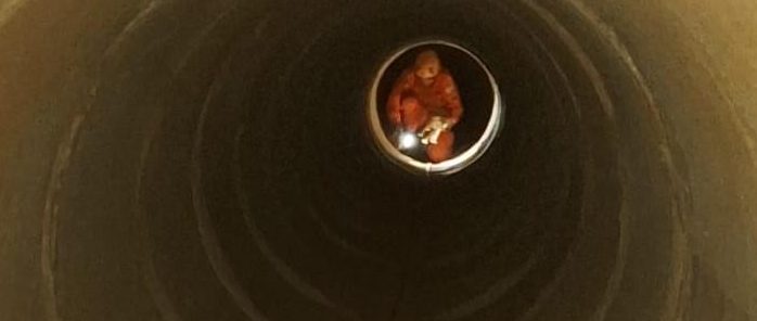 Bombeiros resgatam filhote de cachorro que estava preso em bueiro