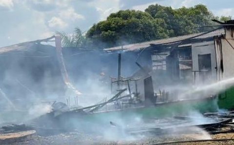 Corpo de Bombeiros combate incêndio em Escola Municipal em Juína