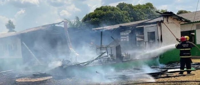 Corpo de Bombeiros combate incêndio em Escola Municipal em Juína