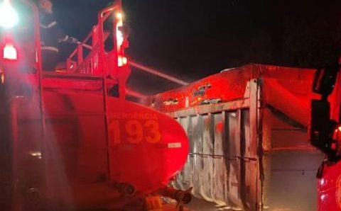 Corpo de Bombeiros apaga incêndio em carreta na estrada do Batovi