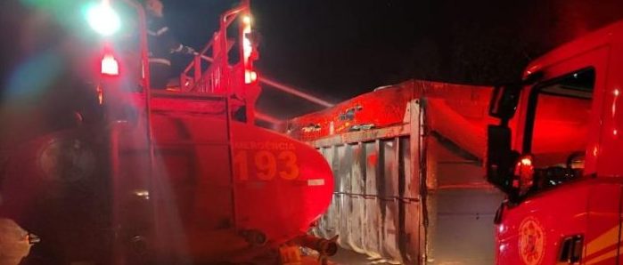 Corpo de Bombeiros apaga incêndio em carreta na estrada do Batovi