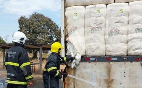 Corpo Bombeiros extingue incêndio e evita perca total de carga de algodão