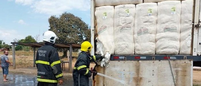 Corpo Bombeiros extingue incêndio e evita perca total de carga de algodão