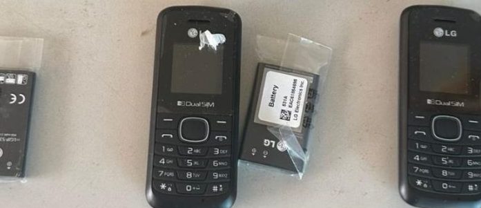 Polícia Penal flagra homem jogando celulares para dentro de cadeia feminina