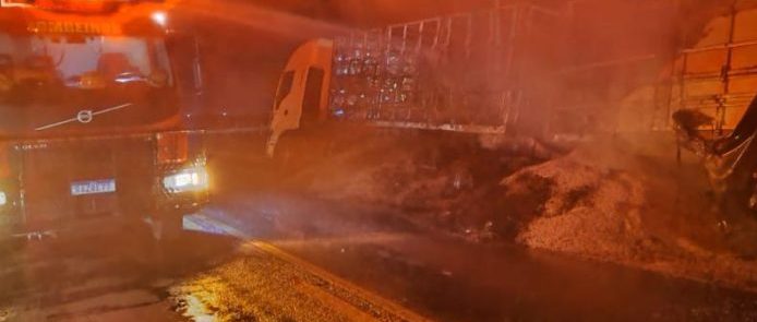 Corpo de Bombeiros combate incêndio em carga de soja transportada por carreta