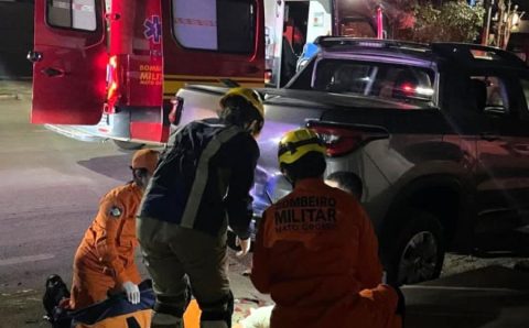 Corpo de Bombeiros socorre motociclista após colisão com carro