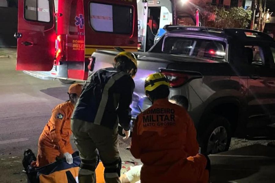Corpo de Bombeiros socorre motociclista após colisão com carro