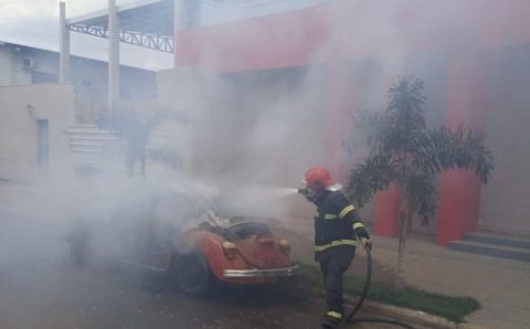 Corpo de Bombeiros combate incêndio em fusca no centro de Campo Novo do Parecis
