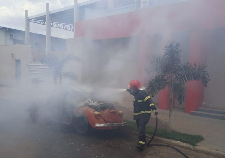 Corpo de Bombeiros combate incêndio em fusca no centro de Campo Novo do Parecis