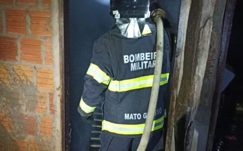 Corpo de Bombeiros combate dois incêndios em residências nesta segunda-feira (29)