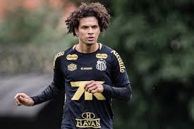 Arão treina normalmente e pode reforçar o Santos contra o Bragantino