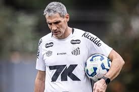Vojvoda mira 1ª vitória no Santos, mas Atlético-MG é pedra no sapato