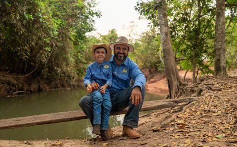 Nas mãos de quem cuida da terra com responsabilidade, os rios abastecem, alimentam e conectam gerações