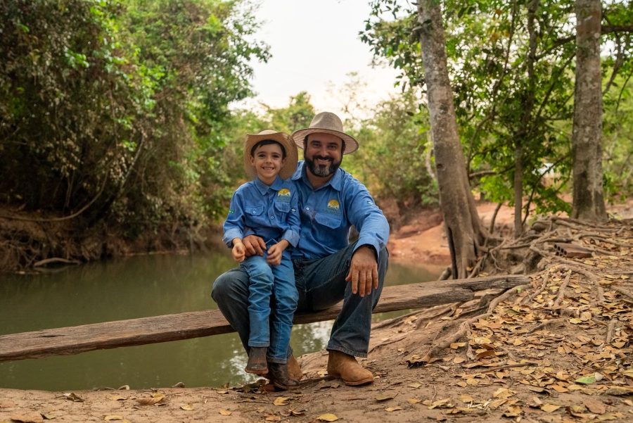 Nas mãos de quem cuida da terra com responsabilidade, os rios abastecem, alimentam e conectam gerações