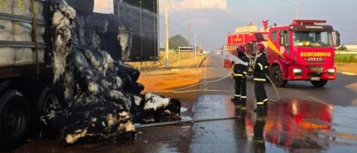 Corpo de Bombeiros combate incêndio em fardos de algodão transportados por carreta