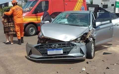 Corpo de Bombeiros presta socorro às vítimas de acidente entre veículo e caminhonete