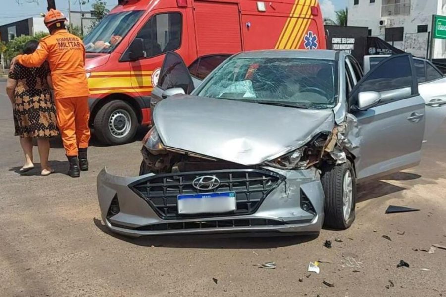 Corpo de Bombeiros presta socorro às vítimas de acidente entre veículo e caminhonete