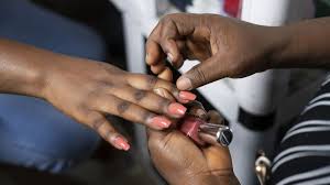 Europa proíbe químico usado em esmaltes em gel; entenda o problema