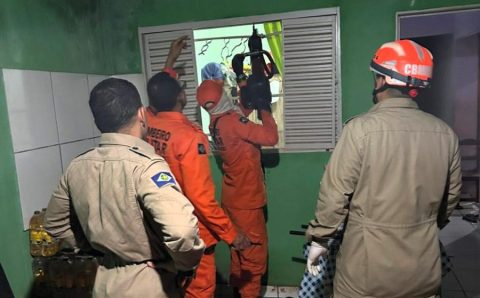 Bombeiros resgatam homem que ficou preso em janela de casa