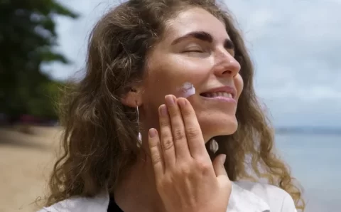 Geração Z e o movimento anti-protetor solar: quais os riscos da prática?