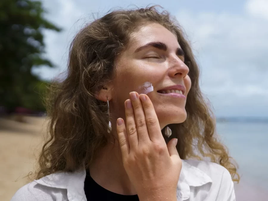 Geração Z e o movimento anti-protetor solar: quais os riscos da prática?