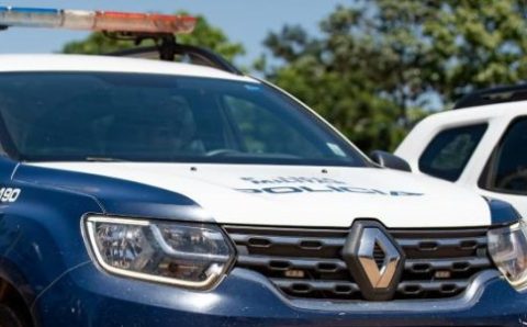Suspeito de ameaçar colegas de morte com facão em alojamento é preso pela Polícia Militar
