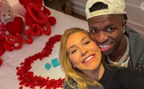 Agora é oficial! Vinicius Jr. faz surpresa romântica para Virginia e anéis chamam atenção de Luciano Huck: ‘Casal!’