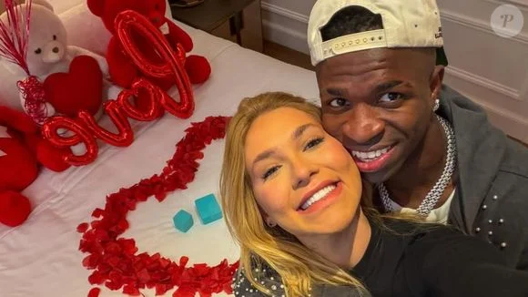 Agora é oficial! Vinicius Jr. faz surpresa romântica para Virginia e anéis chamam atenção de Luciano Huck: ‘Casal!’