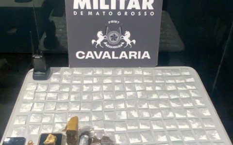 PM prende homem e apreende adolescente com 160 porções de drogas