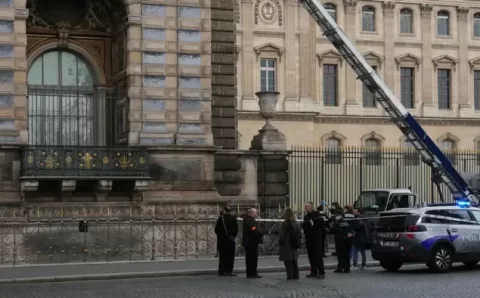 Ladrões roubam joias “inestimáveis” do Louvre à luz do dia