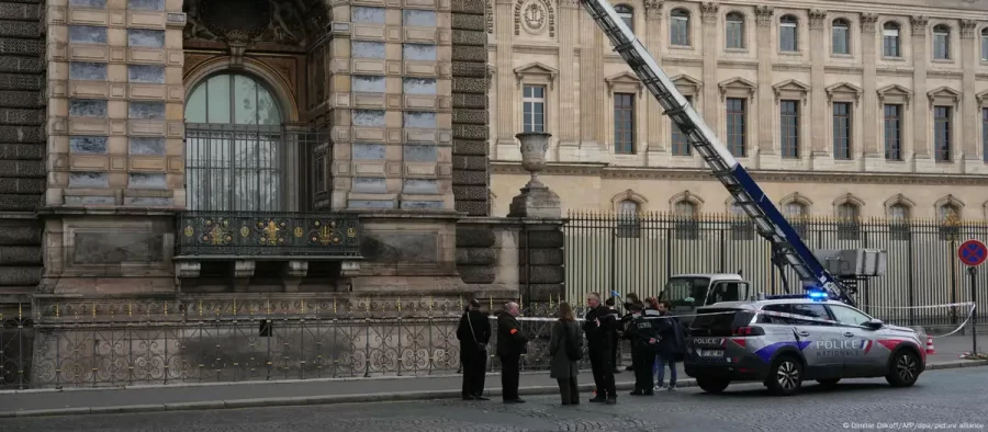 Ladrões roubam joias “inestimáveis” do Louvre à luz do dia