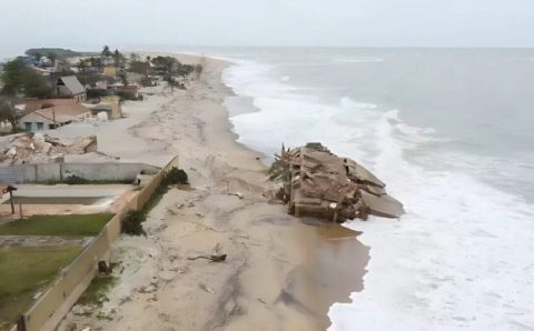 Cidade do litoral brasileiro que foi devastada pelo avanço do mar acende alerta
