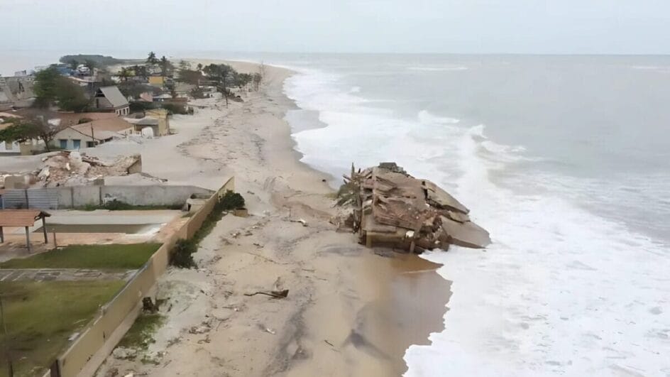 Cidade do litoral brasileiro que foi devastada pelo avanço do mar acende alerta