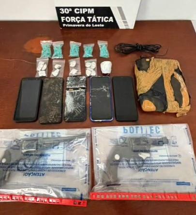 Força Tática resgata mulher mantida refém, recupera veículo roubado e prende dupla em flagrante