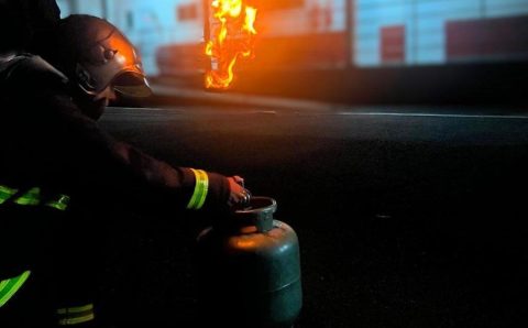 Bombeiros militares contêm vazamento de gás de cozinha em residência