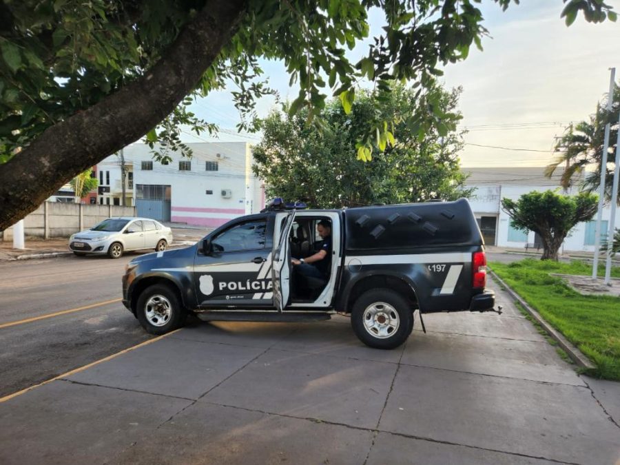 Polícia Civil cumpre mandado de prisão e o suspeito acaba pego em flagrante com drogas