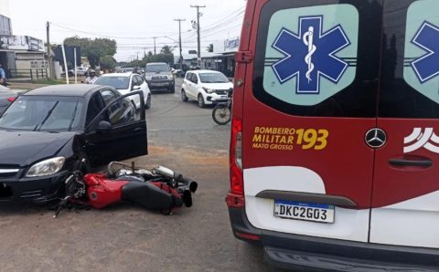 Corpo de Bombeiros socorre motociclista após colisão em cruzamento