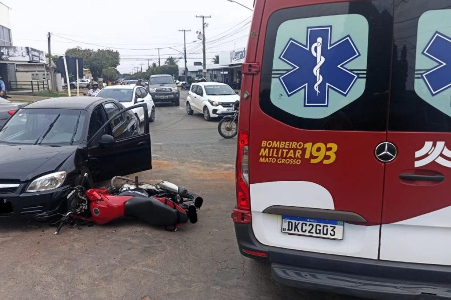 Corpo de Bombeiros socorre motociclista após colisão em cruzamento
