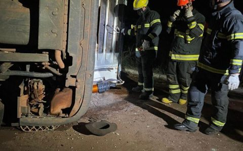 Bombeiros realizam desencarceramento de vítima e resgate de bois após caminhão tombar em rotatória