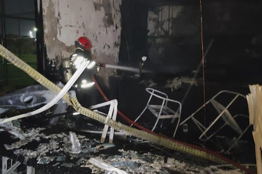 Corpo de Bombeiros combate incêndio após explosão em churrasqueira a gás