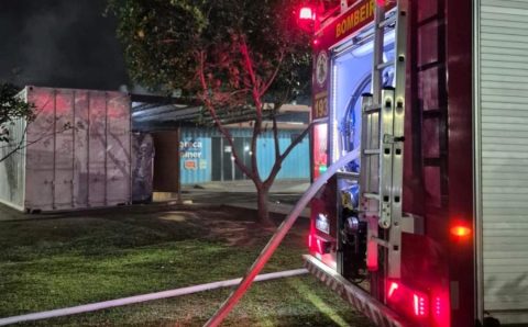 Corpo de Bombeiros controla princípio de incêndio em biblioteca de contêiner